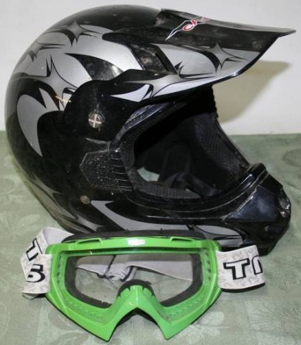 lot 152 image: ATV V-CAN Helmet with Goggles