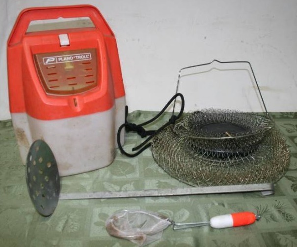lot 335 image: Minnow Bucket and Fish Basket