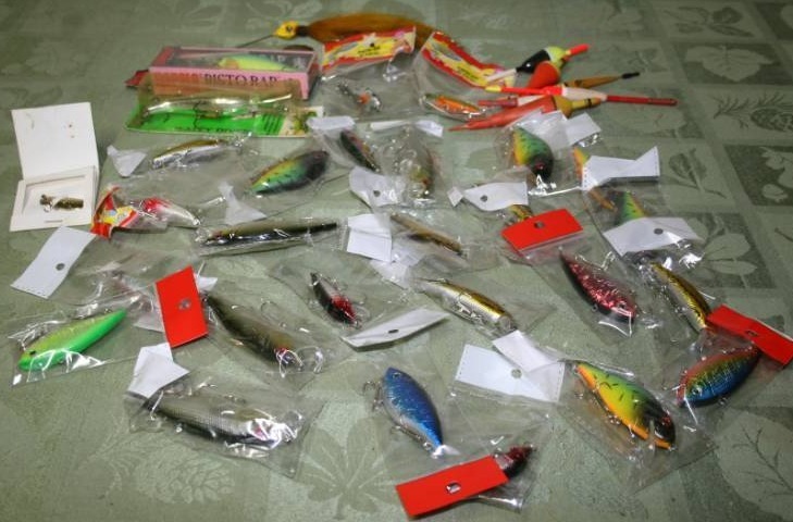 lot 342 image: Fishing Lures and Bobbers