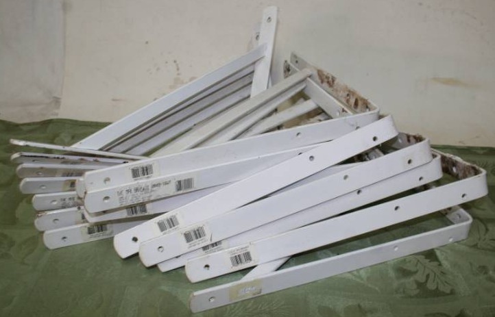 lot 371 image: Shelf Brackets