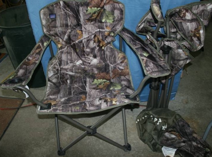 lot 385 image: Folding Outdoor Chairs