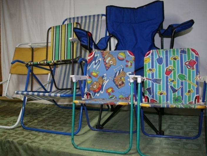 lot 395 image: Beach and Lawn Chairs