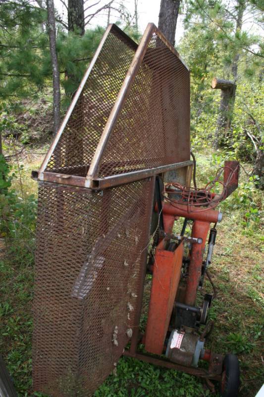 lot 484 image: Pitching Machine