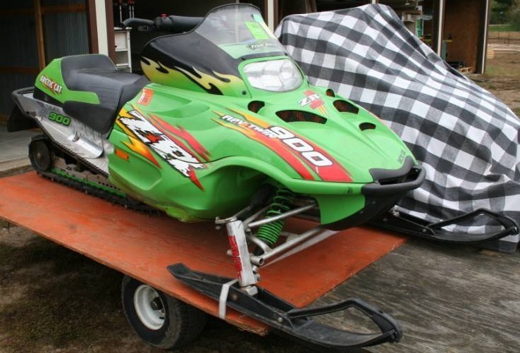 lot 1 image: 2003 Arctic Cat ZR 900 Snowmobile