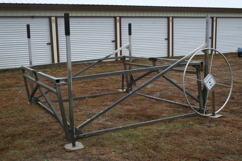 lot 32 image: Large Aluminum Boat Lift