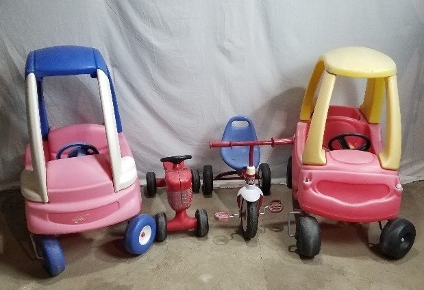 lot 7 image: Lot of 4 Children Scooters