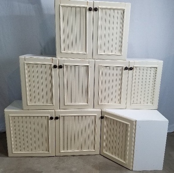 lot 13 image: Decor Cabinets set