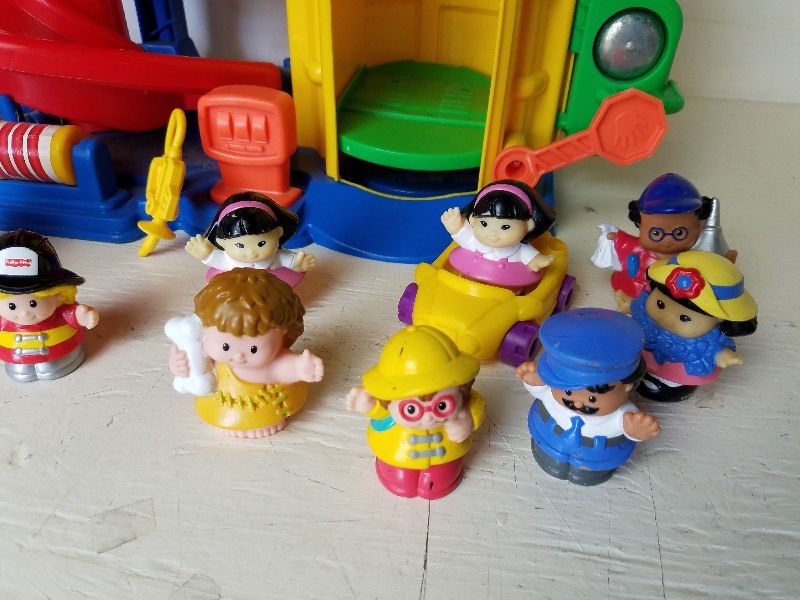 lot 17 image: Fisher Price Little People figures & Play set