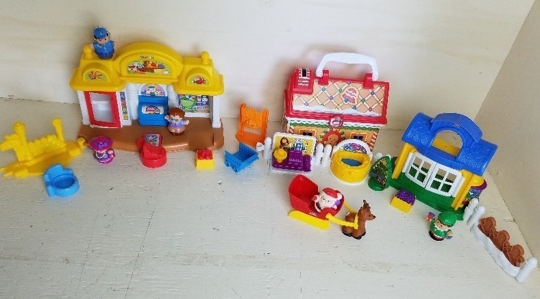 lot 18 image: Fisher Price Little People figures & Play set
