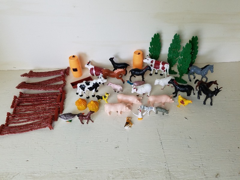 lot 21 image: Animals and many accessories