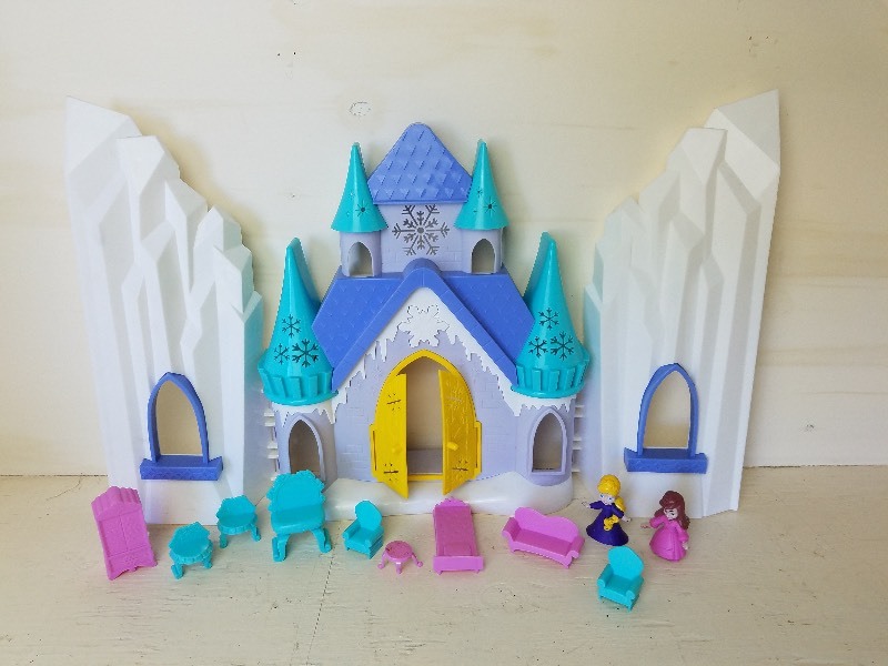 lot 33 image: Disney Frozen Castle and figures