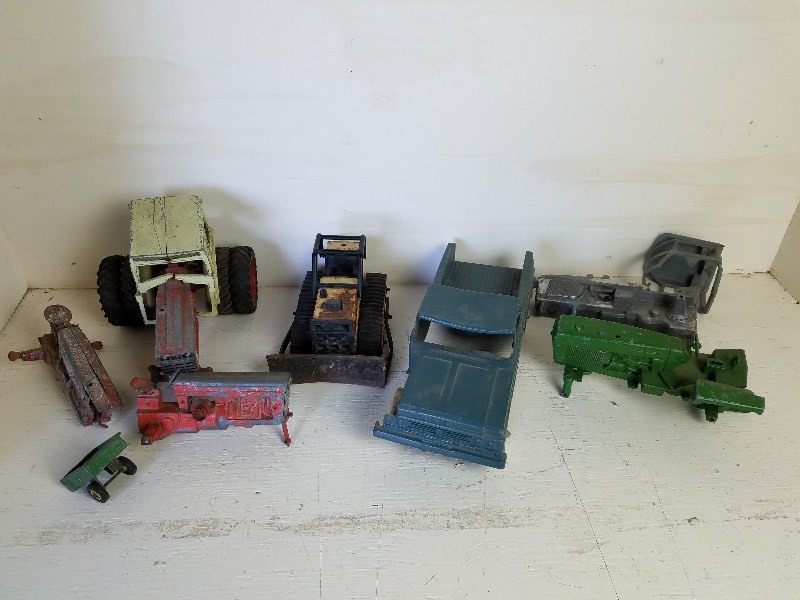 lot 44 image: Mix lot of farm tractors for parts IH 1466