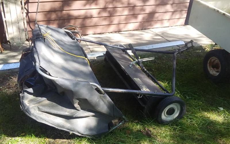 lot 3 image: Agri-Fab 46 Inch Lawn Sweeper With Manual
