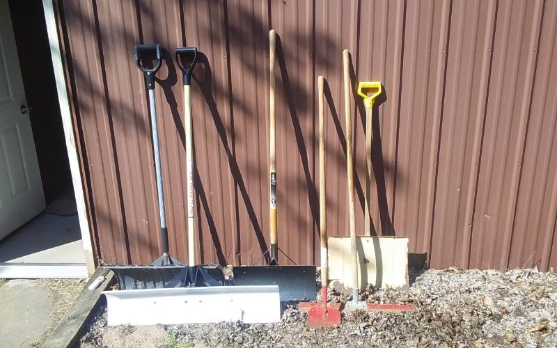 lot 5 image: Implements