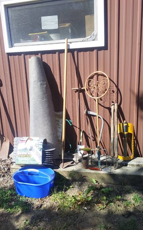 lot 8 image: Lot Of Garden Related