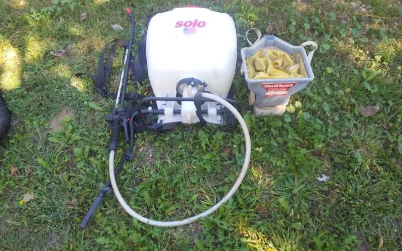 lot 11 image: Solo Back Pack Sprayer & Handi-Spred SeaderFertilizer