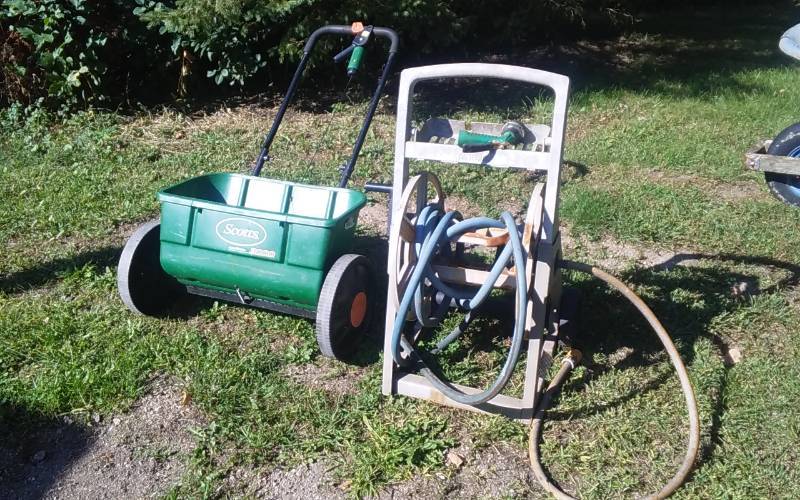 lot 20 image: Hose Reel Stand & Scotts Broadcast Spreader