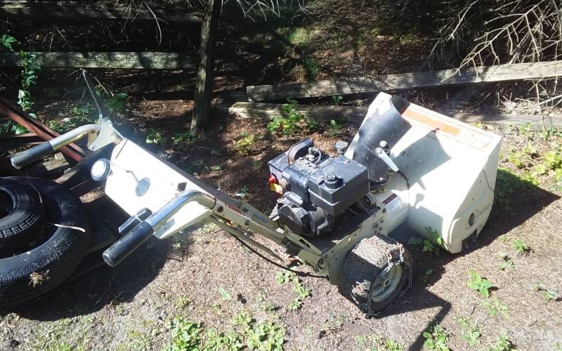 lot 23 image: Snow Charger Dual Stage 5 Hp. 24 In. Snow Blower