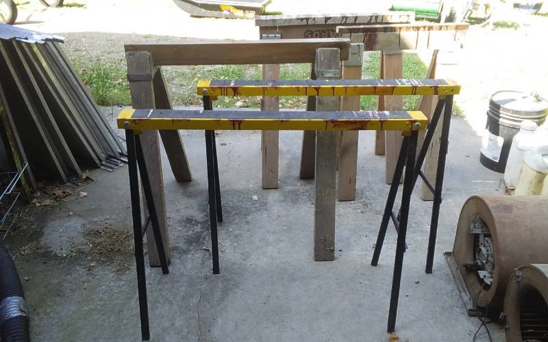 lot 39 image: 5-Saw Horses-3 Wood & 2 Metal