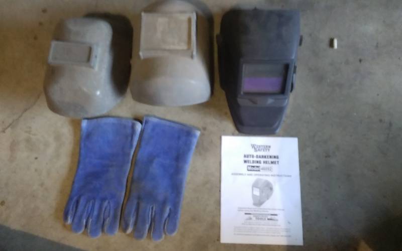 lot 47 image: 3-Welding Masks, 1-Pair Welding Gloves
