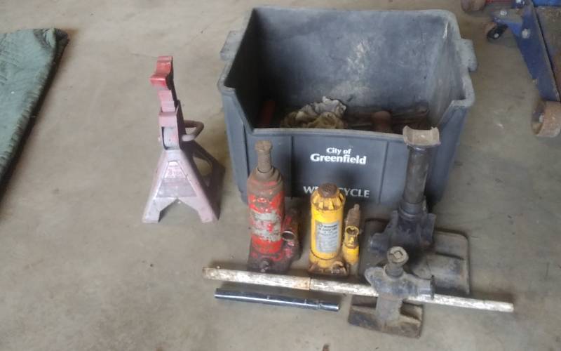 lot 56 image: Assorted Bottle Jacks & 1-Jack Stand