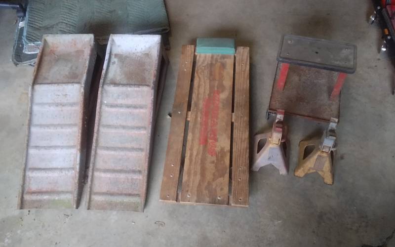 lot 59 image: Rolling Stool, Pair Metal Car Ramps, Mechanics Creeper, Pair 3 Ton Jack Stands