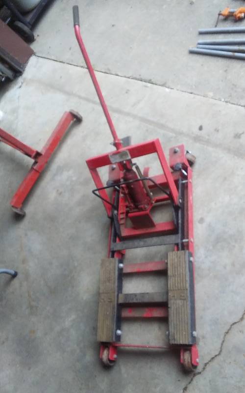lot 60 image: Harbor Freight 150 Lb. Motor Cycle Lift