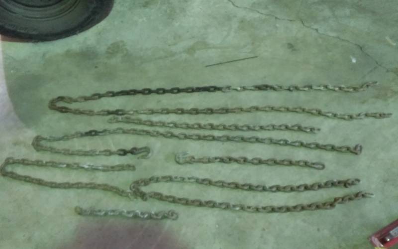 lot 72 image: Assorted Lengths Of Chain & 2 Hooks