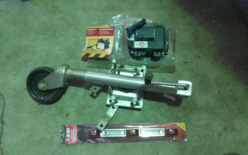 lot 78 image: 1000 Lb. Rolling Trailer Dolly Jack