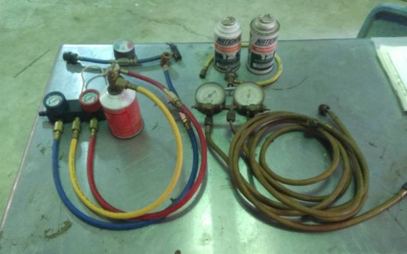 lot 83 image: Lot Of AC Refrigerant Refill Hoses, 1-Can R134A, 2-Cans R12
