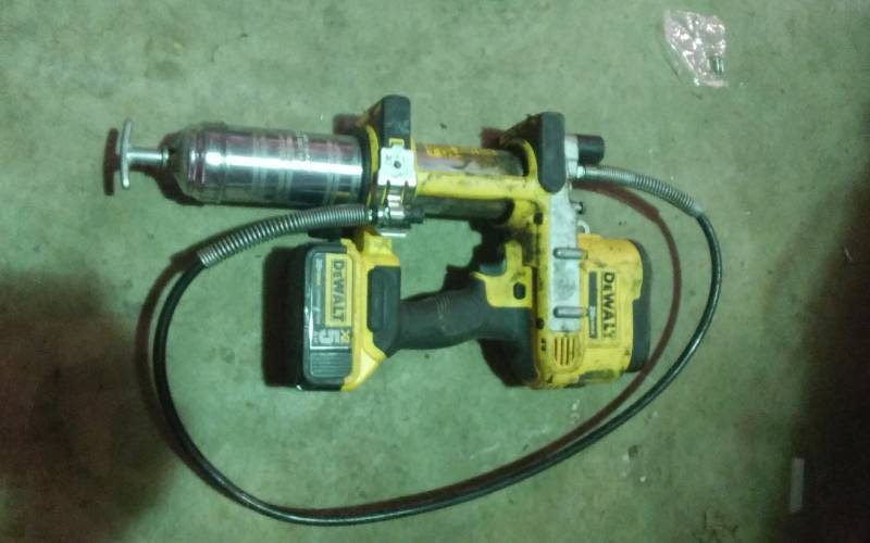lot 89 image: Dewalt 20 Volt Max Electric Grease Gun With Dewalt XR 5AH Lithium Battery Works (No Charger)