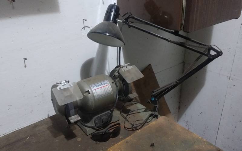 lot 101 image: 6 In. Bench Grinder With Clamp-On Light