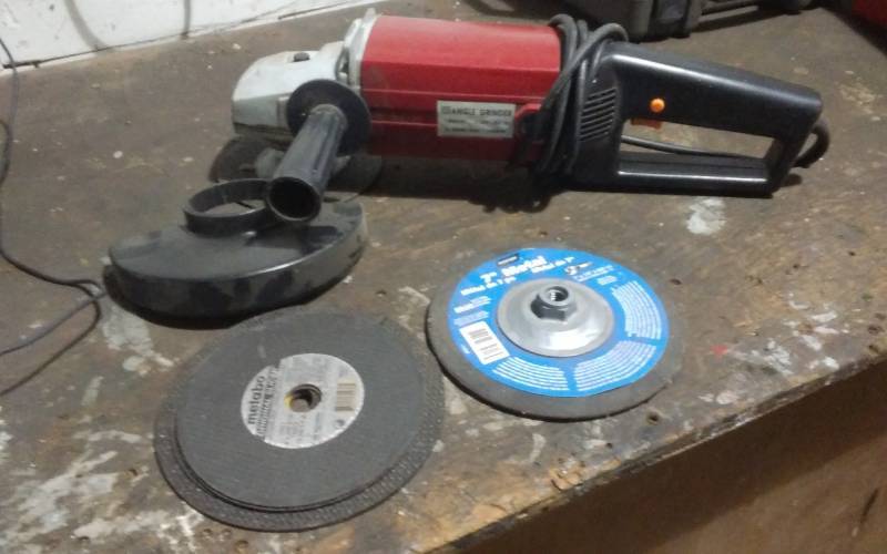 lot 106 image: 7 In. Angle Grinder & Assorted Wheels