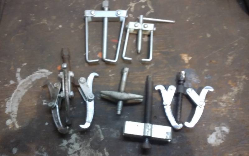 lot 123 image: Lot Of Assorted Gear Pullers