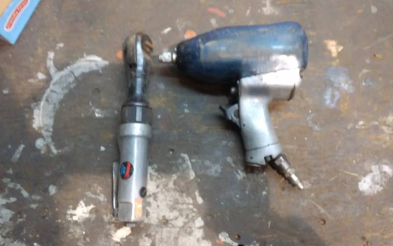 lot 139 image: 38 Air Ratchet, 12 Air Impact Gun
