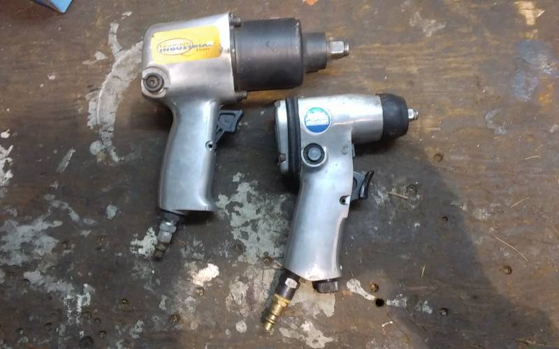 lot 141 image: Central Pneumatic 38 Impact Gun, Northern Industrial 12 Impact Gun