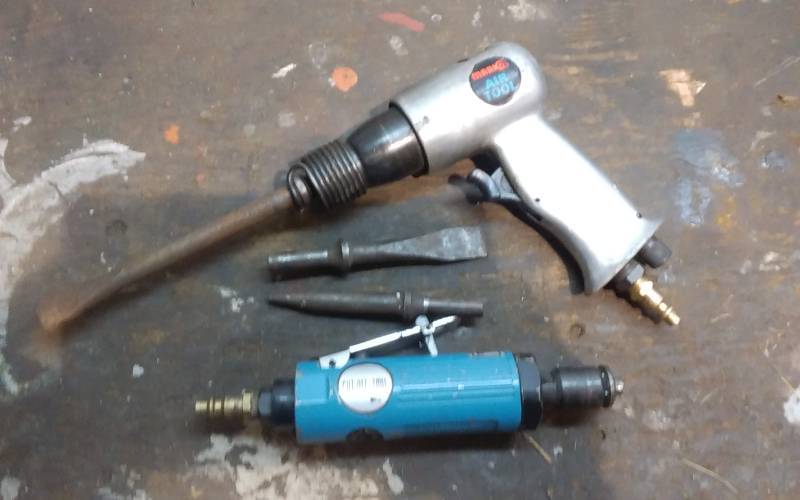 lot 144 image: 3 Cut Off Tool, Air Hammer With Attachments
