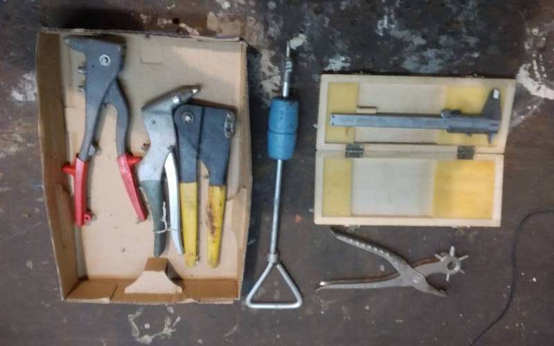 lot 146 image: SMIEC Vernier Caliper, Slide Hammer, 3-Rivet Guns