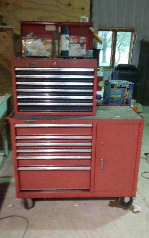 lot 160 image: Homak 2-Piece Rolling Tool Chest With Contents In The Top