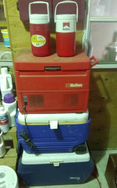 lot 174 image: Coolers & Insulated Jugs (1-Marlboro Electric Cooler)
