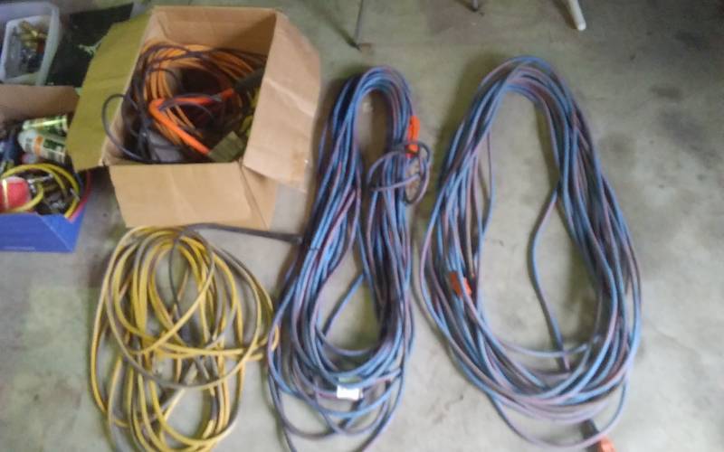 lot 197 image: Extension Cords, Trouble Light, Pig Tail