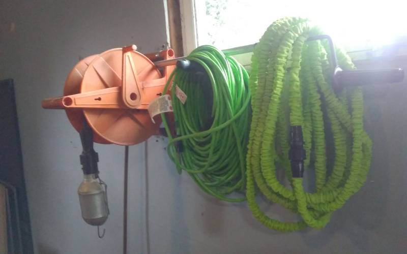 lot 207 image: Trouble Light (Will Need Phillips To Remove), Extension Cord, Garden Hose
