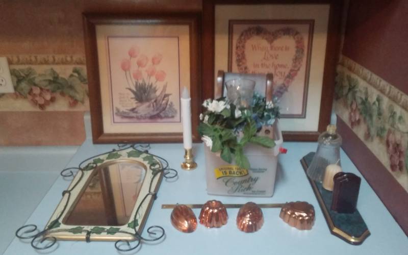 lot 213 image: Pictures and Wall Decor