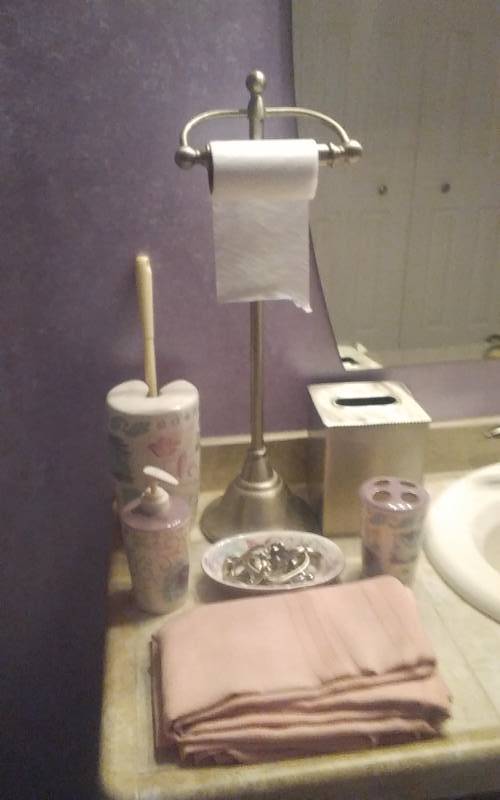 lot 215 image: Bathroom Accessories