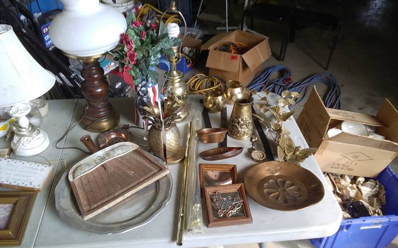 lot 232 image: Lot Of Household Decor (Brass Book Ends, Lamps, Misc)