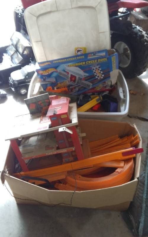 lot 236 image: 2-Boxes Assorted Hotwheels Tracks