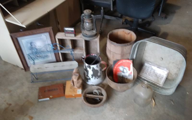 lot 238 image: Lot Of Old Fashion Decor (Glavanized Tub, Lantern, Misc)