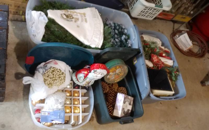 lot 240 image: Large Lot Of Nice Christmas Decor