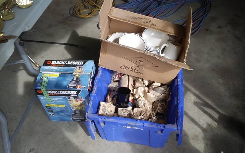 lot 253 image: Black & Decker Blender, 2-Boxes Of Dishes