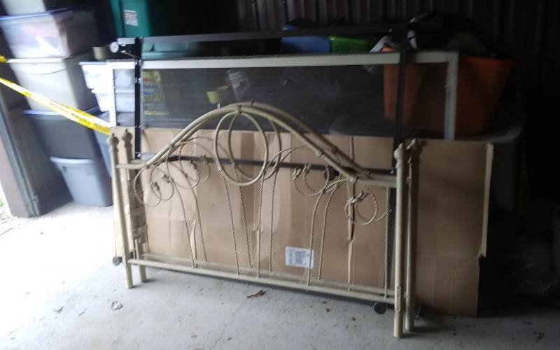 lot 258 image: Metal Bed Frame, Head & Foot Boards (60 Wide)